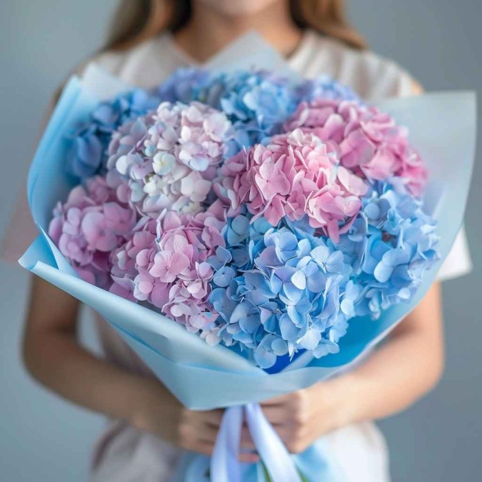 Букет 9 розово-голубых гортензий