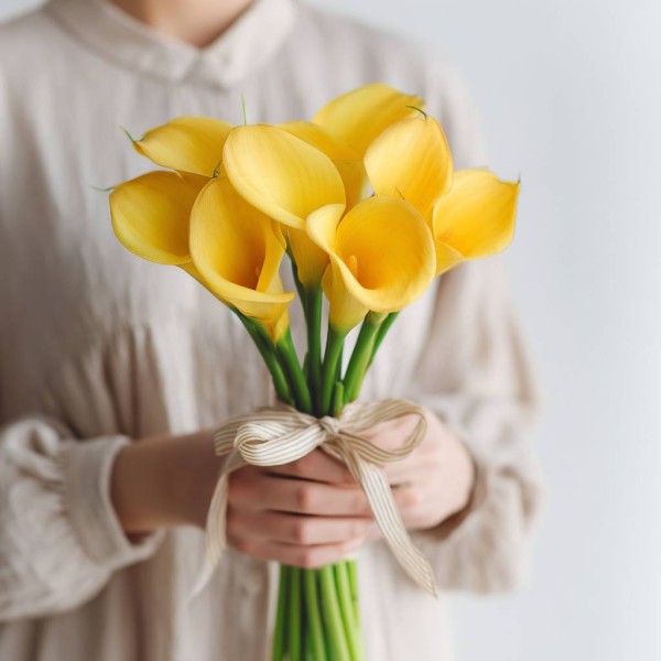 Букет 9 желтых калл