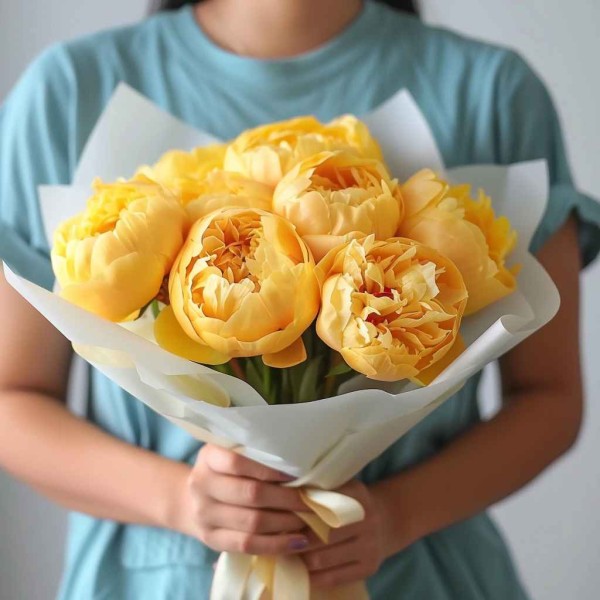 Букет 9 желтых пионов