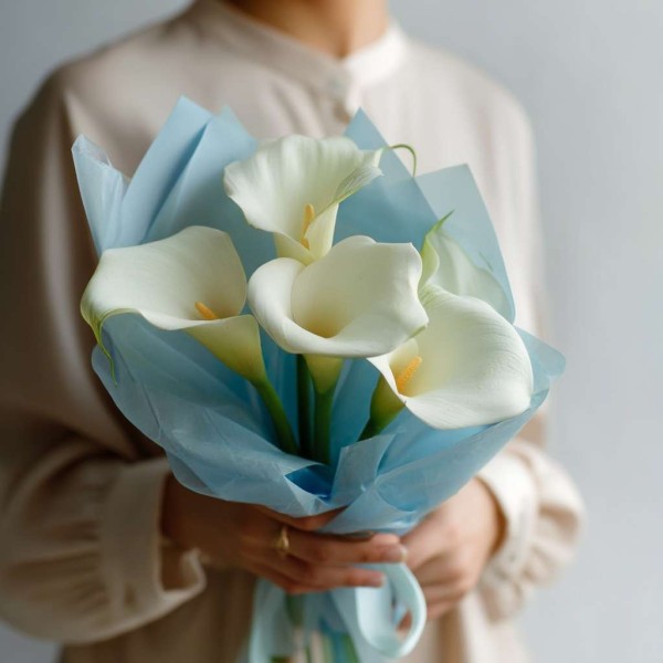Белые каллы в голубом оформлении