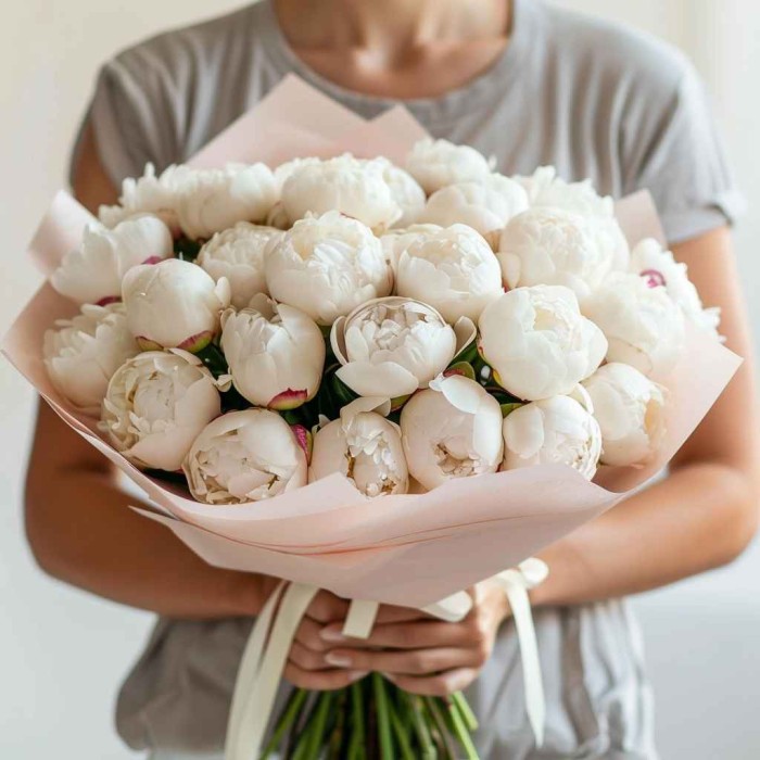 Большой букет белых пионов