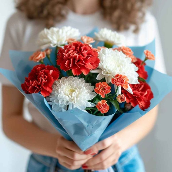 Букет с кустовой гвоздикой и хризантемой