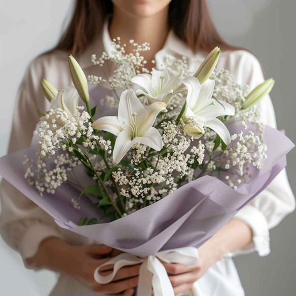 Лилии с гипсофилой в букете