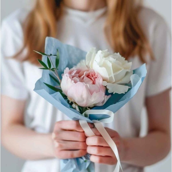 Мини букет из пиона и роз