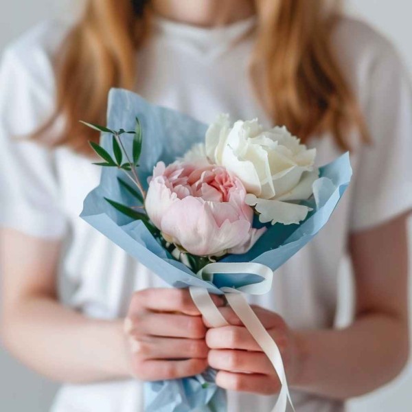 Мини букет из пиона и роз