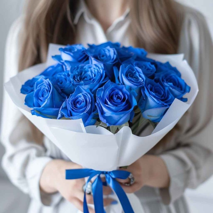 Букет синие розы в упаковке