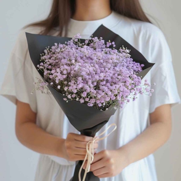 Сиреневые гипсофилы в черной упаковке