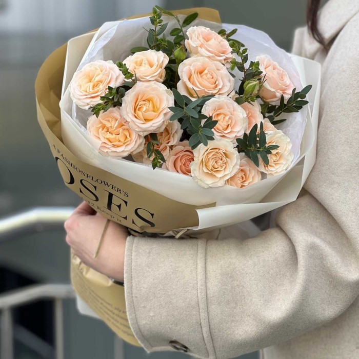 Букет Персиковые кустовые розы