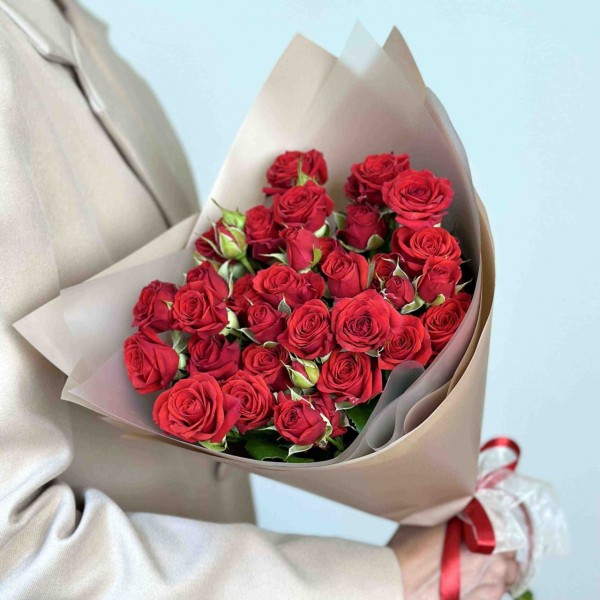 Букет 9 красных кустовых роз