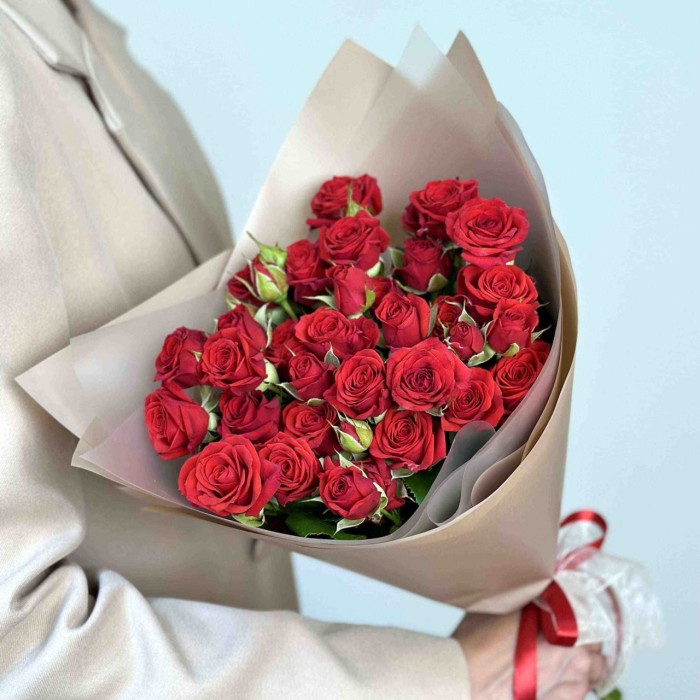 Букет 9 красных кустовых роз