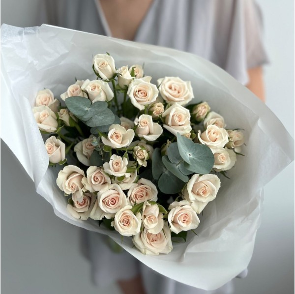 Букет 9 кустовых кремовых роз