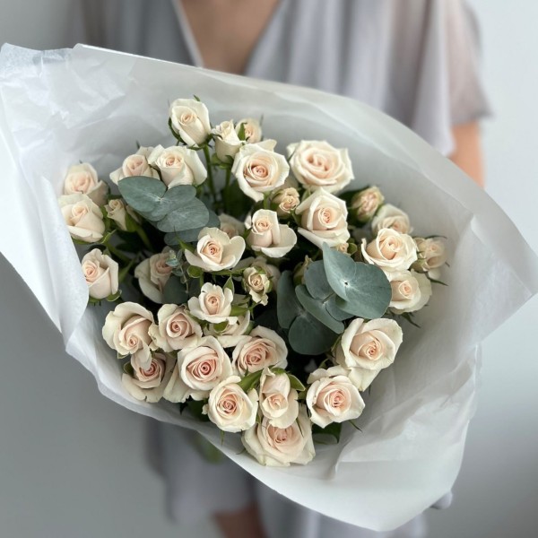 Букет 9 кустовых кремовых роз