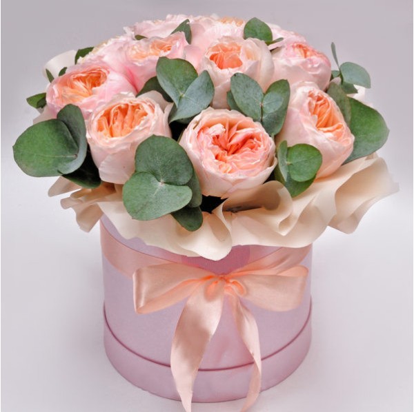 Пионовидные розы в коробке