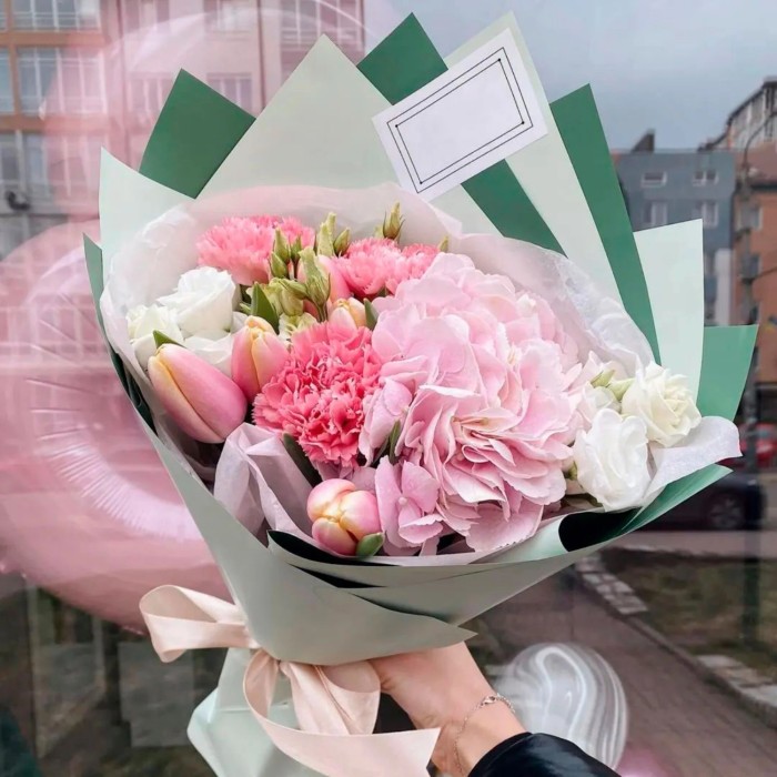 Гортензия с гвоздикой в букете