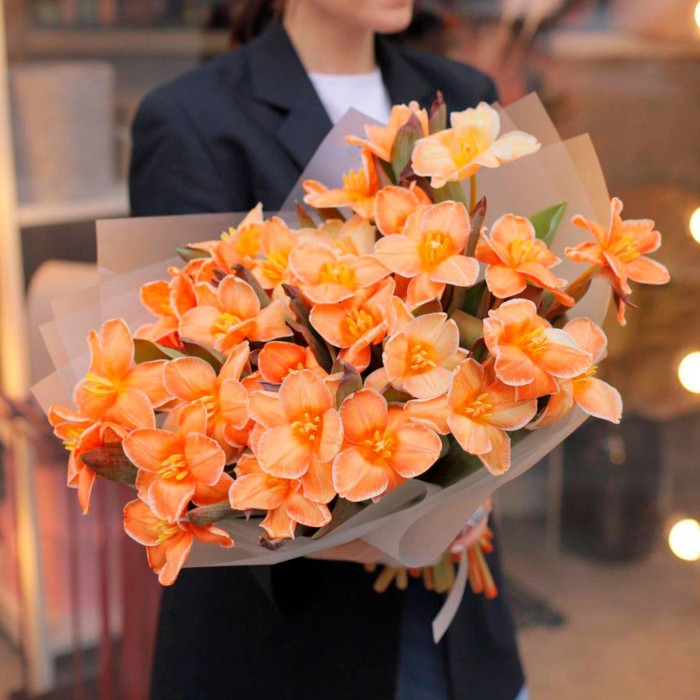Оранжевые орхидеи в букете