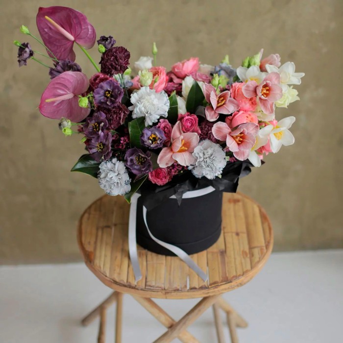 Орхидеи и антириум в коробке