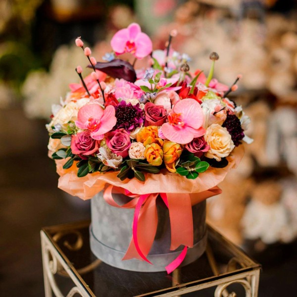 Орхидеи, розы и каллы в коробке