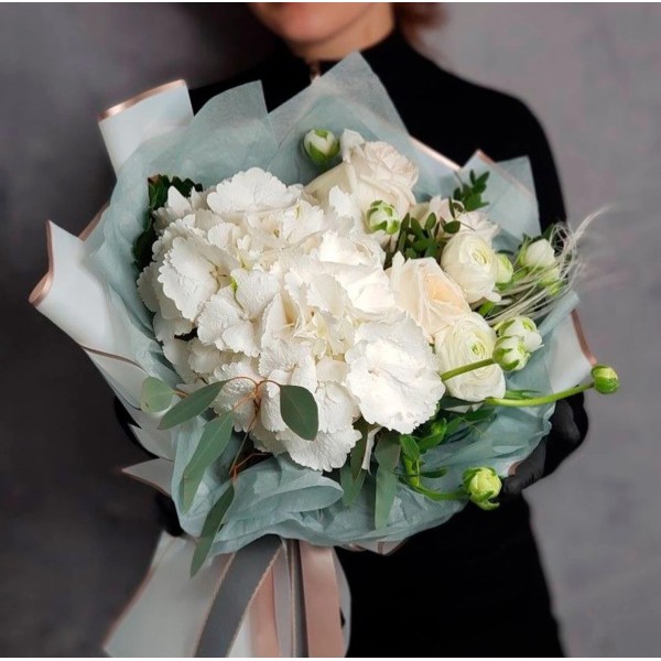 Пионовидная кустовая роза с гортензией