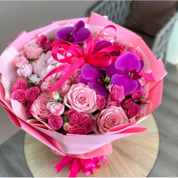 Розы с орхидеями в букете