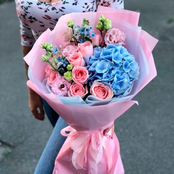 Гортензия с розами в букете