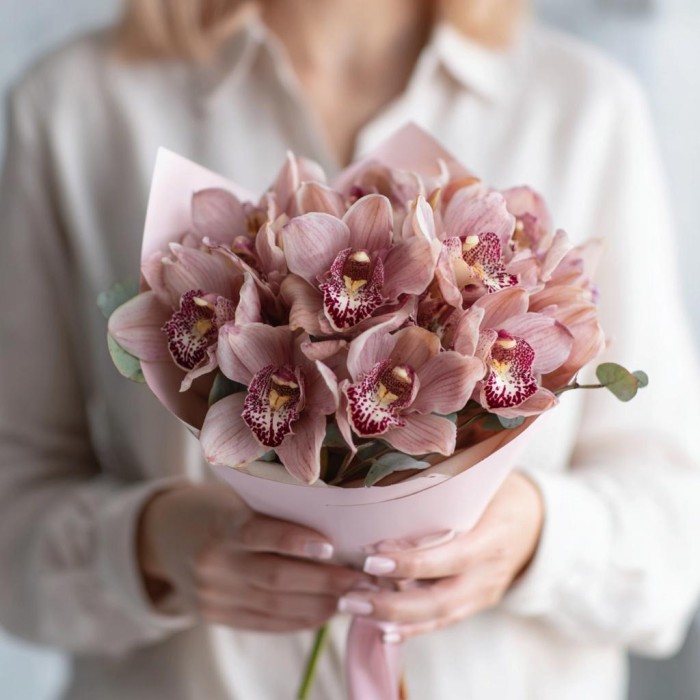 Букет 11 розовых орхидей