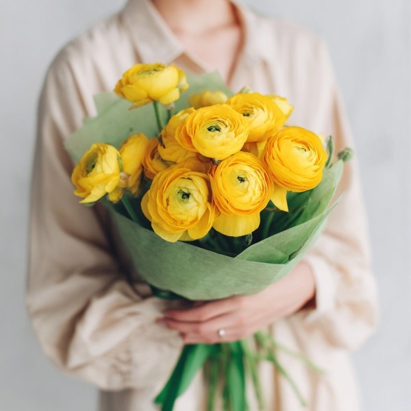Букет 11 желтых ранункулюсов