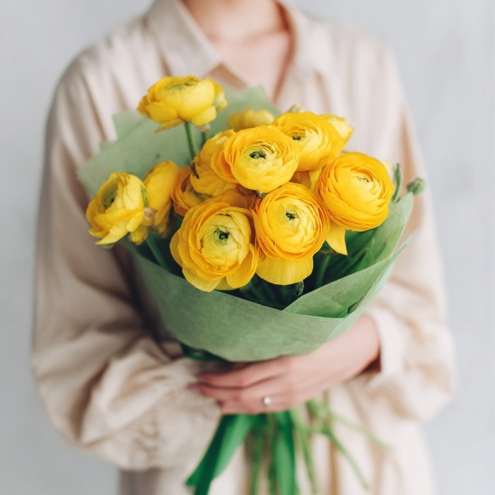 Букет 11 желтых ранункулюсов