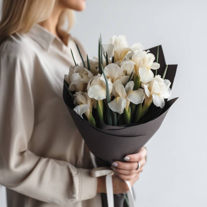 Букет 13 белых ирисов