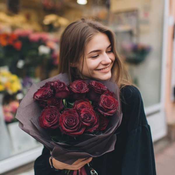 13 бордовых роз