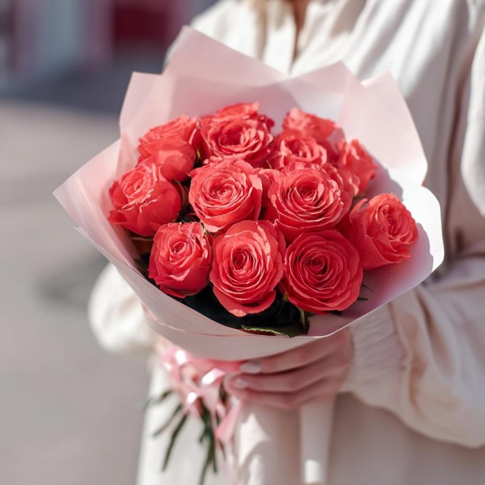 Букет 13 коралловых роз