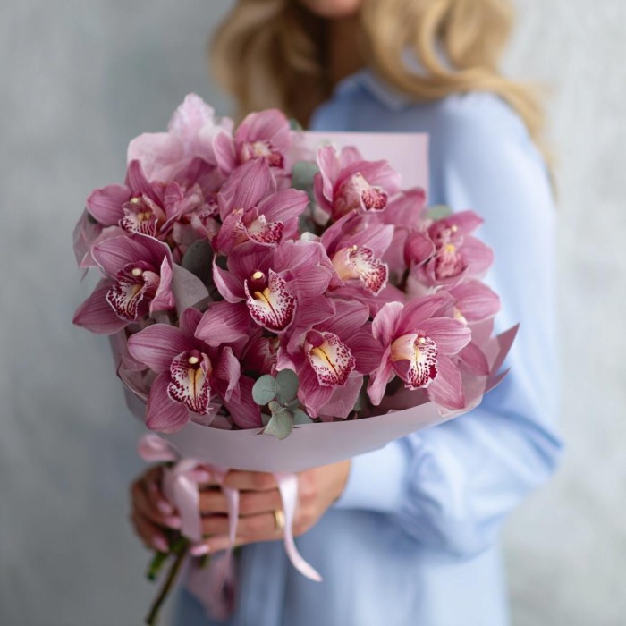 Букет 15 бордовых орхидей