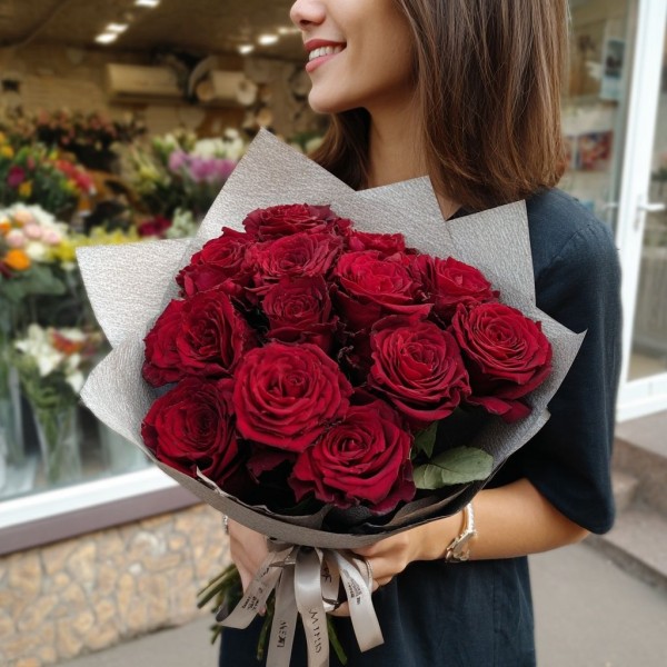 15 бордовых роз