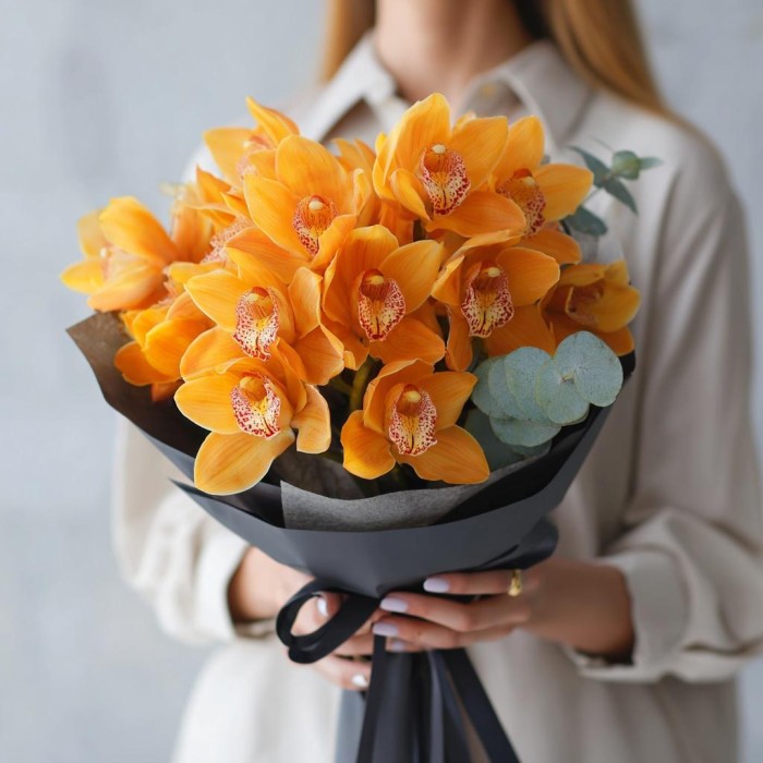 Букет 15 оранжевых орхидей