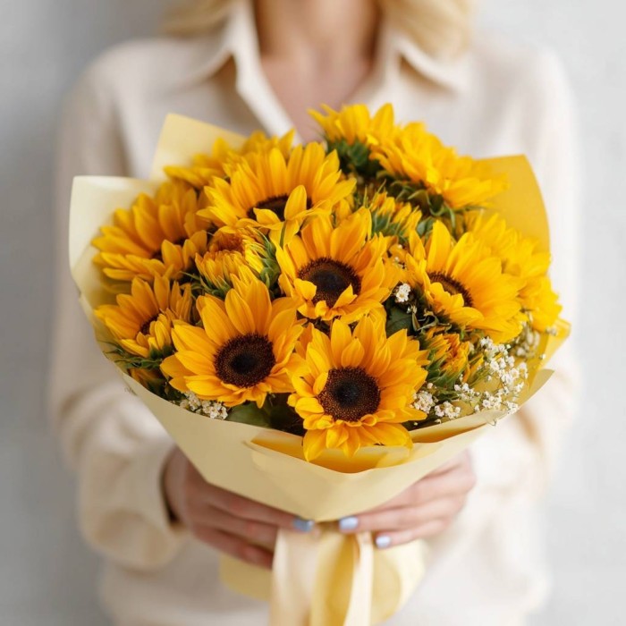 Букет 15 подсолнухов