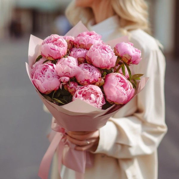 15 розовых пионов Сара Бернар