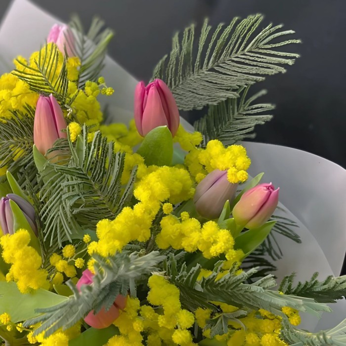 Букет 15 тюльпанов с мимозой