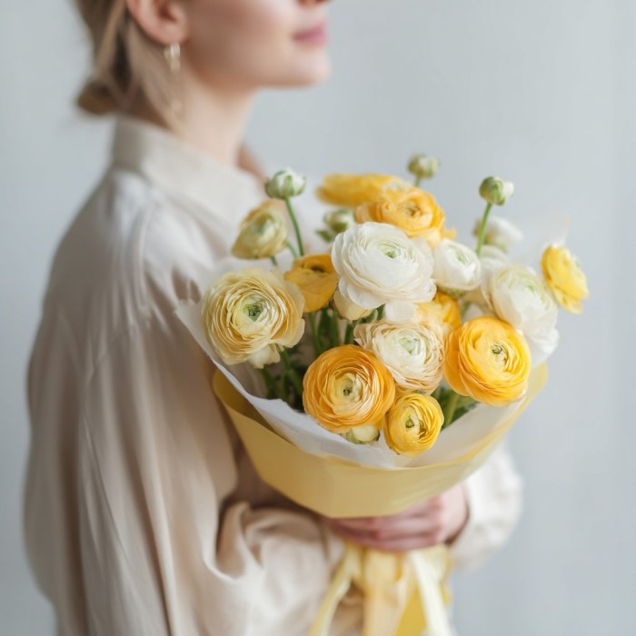 Букет 15 желто-белых ранункулюсов