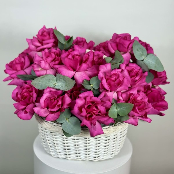 17 французских розовых роз в корзине