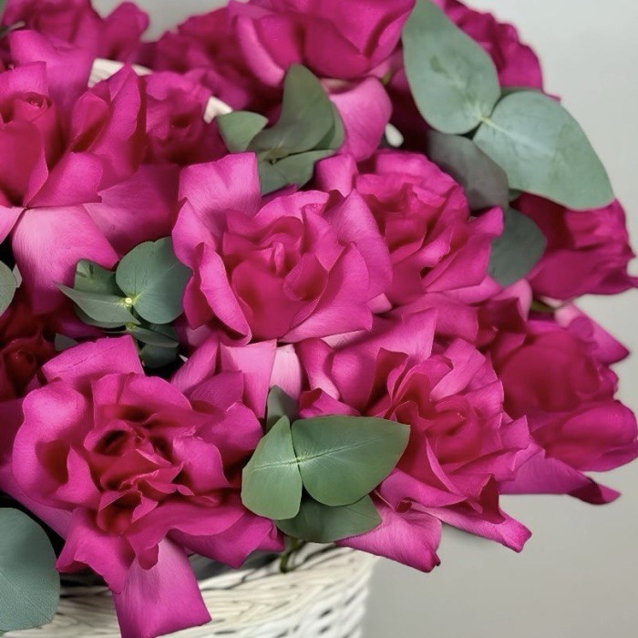 17 французских розовых роз в корзине