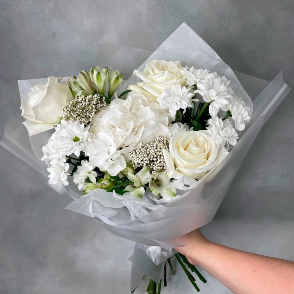 Белый букет из гортензии и роз