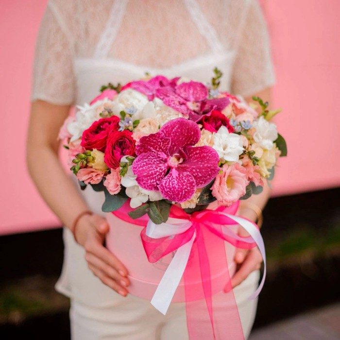 Орхидеи с розами в коробке