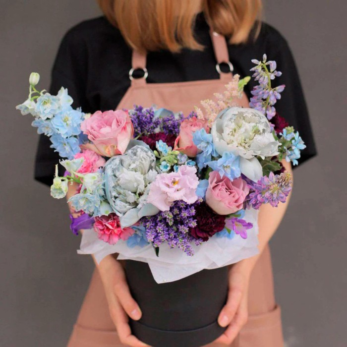 Пионы и розы в коробке