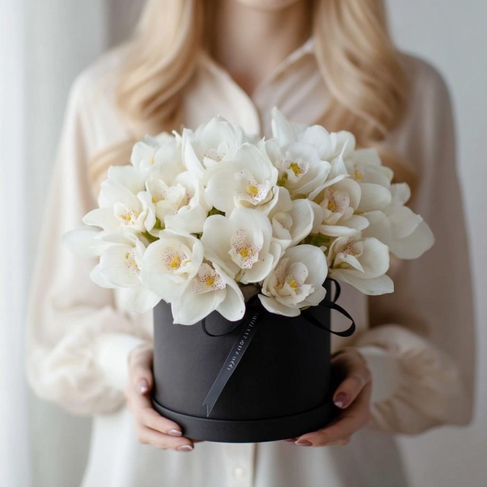 25 белых орхидей в коробке