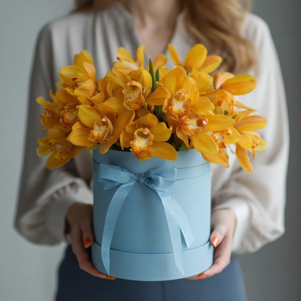 25 оранжевых орхидей в коробке