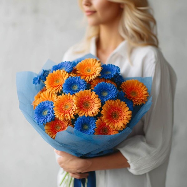 25 сине-оранжевых гербер