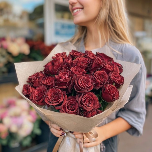 27 бордовых роз