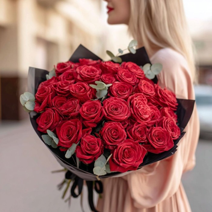 Букет 28 красных роз