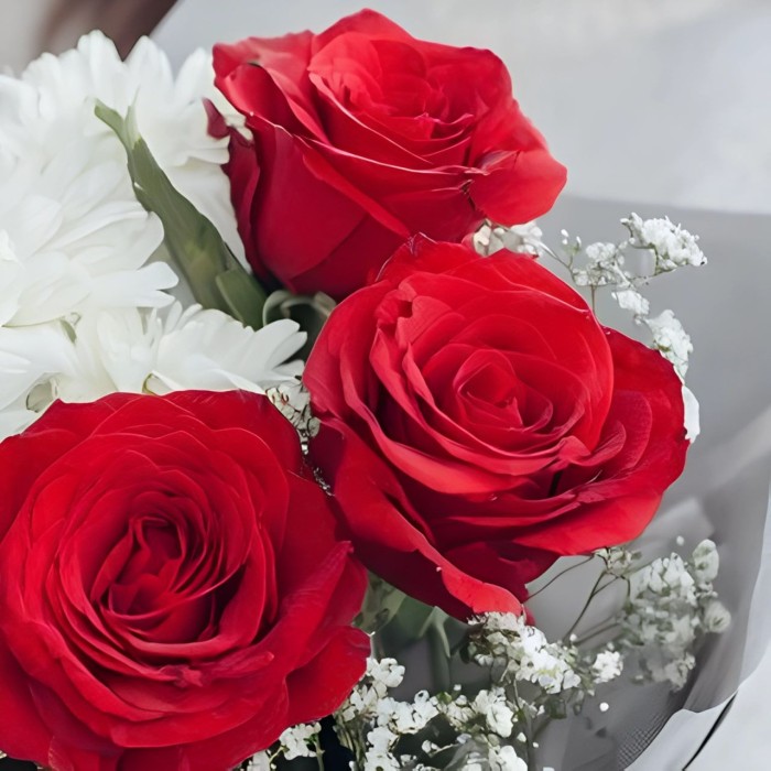 Букет 3 красные розы и кустовая хризантема