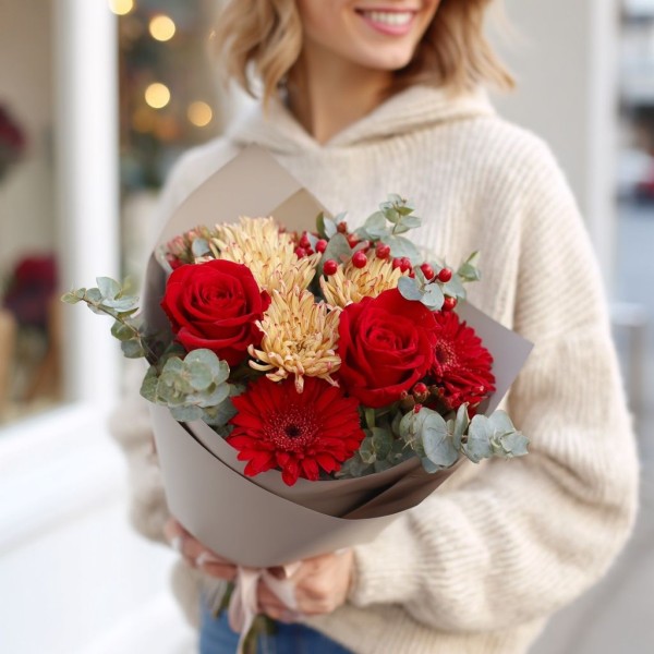 3 красные розы с герберой и гиперикумом