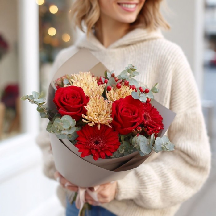 3 красные розы с герберой и гиперикумом